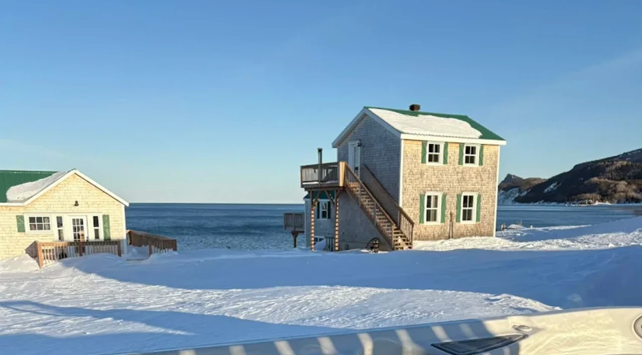 Camp de Base Coin-du-Banc devant la mer en hiver